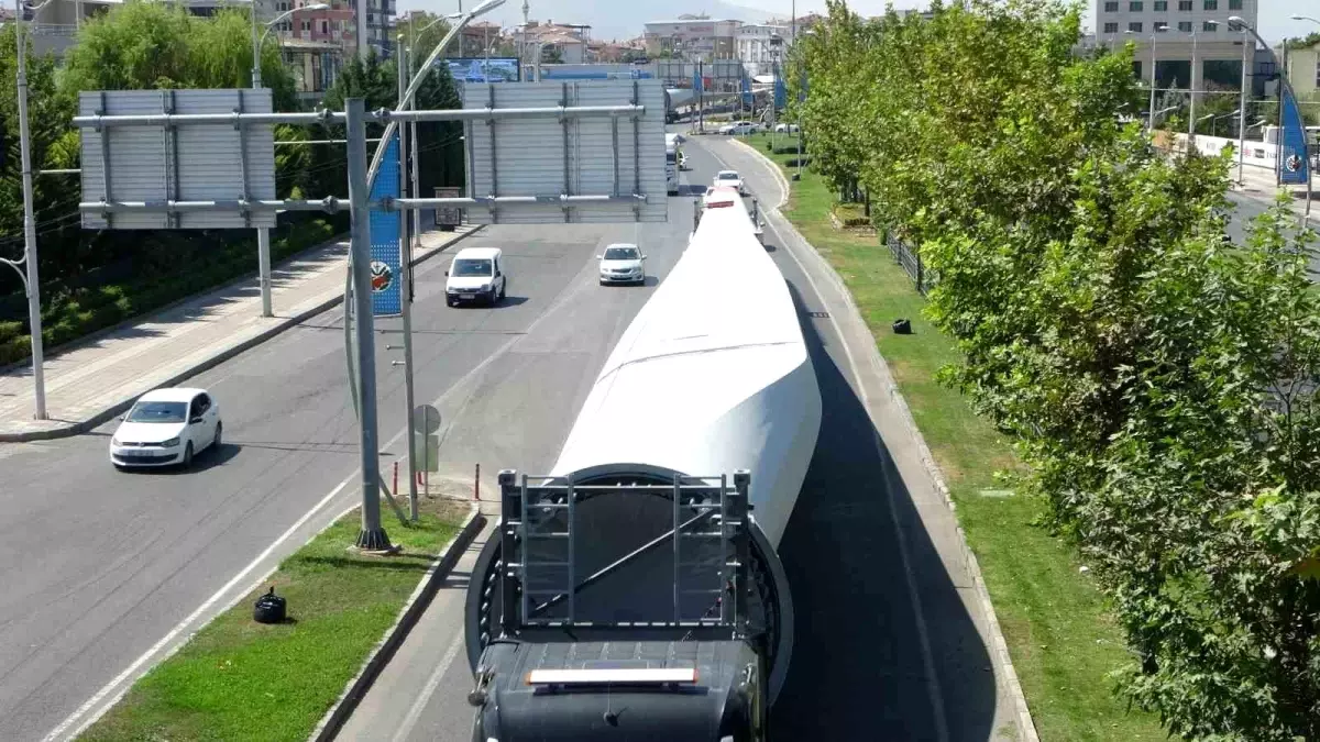 Malatya’da Dev Rüzgar Türbinleri Taşınıyor