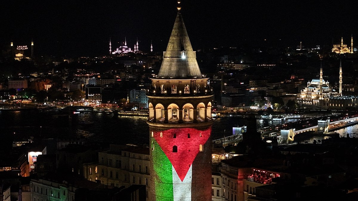 Galata Kulesi’ne Filistin Bayrağı yansıtıldı