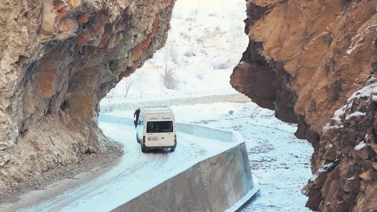 Buradan geçmek cesaret istiyor