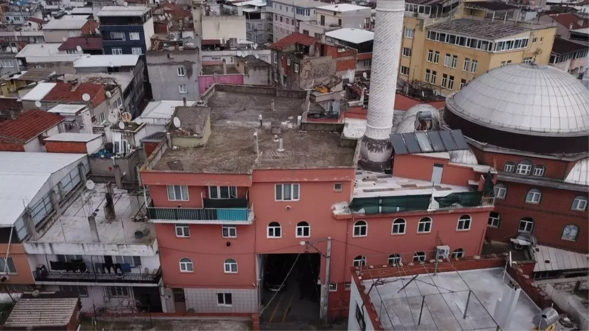 Bursa’da Camiyi Geçen Yol: Cami ve Araç Trafiği Bir Arada